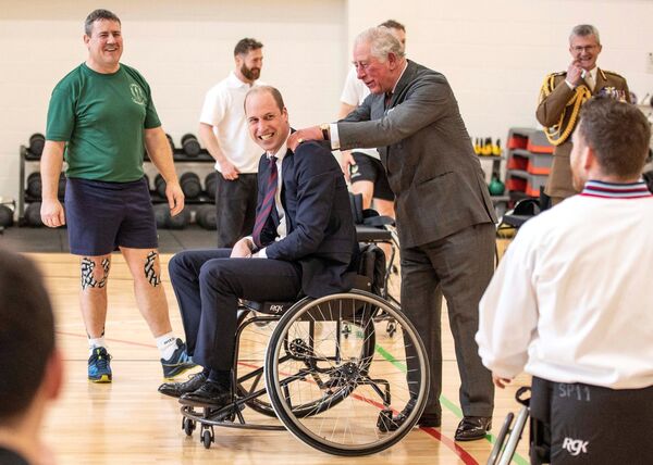 Принц Чарльз утешает своего сына, принца Уильяма, герцога Кембриджского, после того, как он бросил баскетбольный мяч из инвалидной коляски, но не смог попасть в кольцо во время их визита в Медицинский реабилитационный центр обороны в Лафборо, Англия, 11 февраля 2020 года. - Sputnik Беларусь