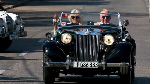 Принц Чарльз едет на старинном автомобиле со своей женой Камиллой во время культурного мероприятия в Гаване, Куба  - Sputnik Беларусь