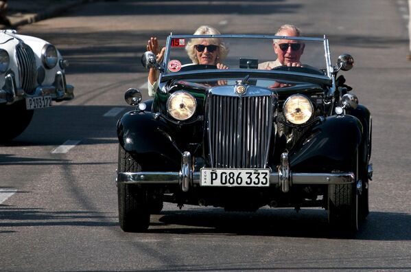 Принц Чарльз едет на старинном автомобиле со своей женой Камиллой, герцогиней Корнуольской, во время культурного мероприятия в Гаване, Куба, 26 марта 2019 года. - Sputnik Беларусь