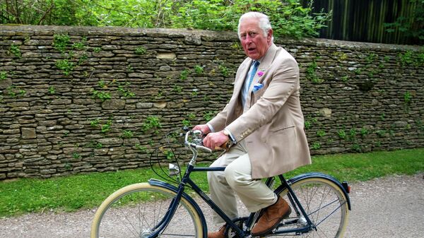 Британский принц Чарльз едет на велосипеде с представителями British Asian Trust в Хайгроув в Глостершире - Sputnik Беларусь