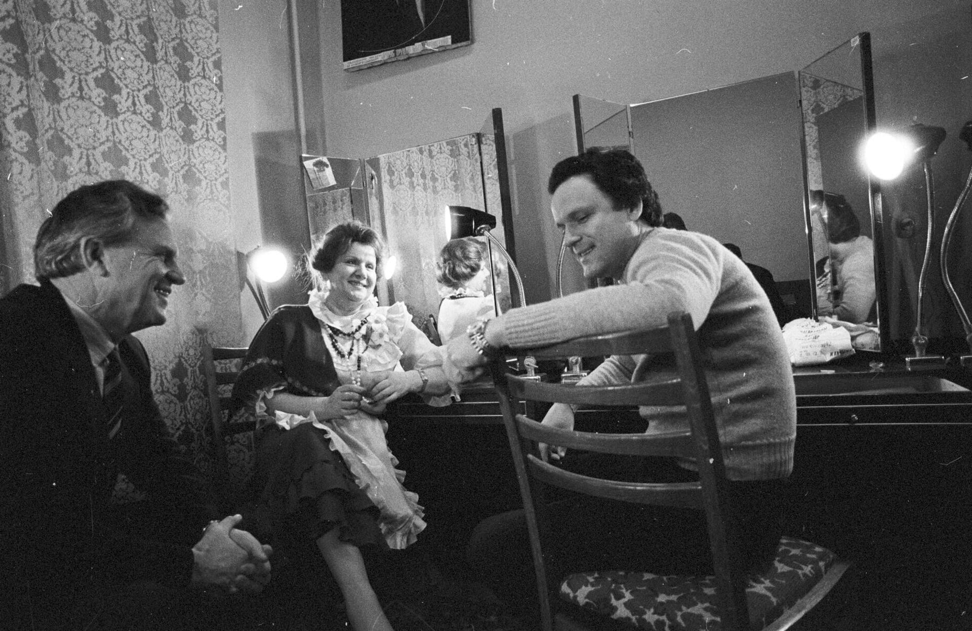 Галина Орлова с сыном и мужем в гримерной - Sputnik Беларусь, 1920, 12.09.2022