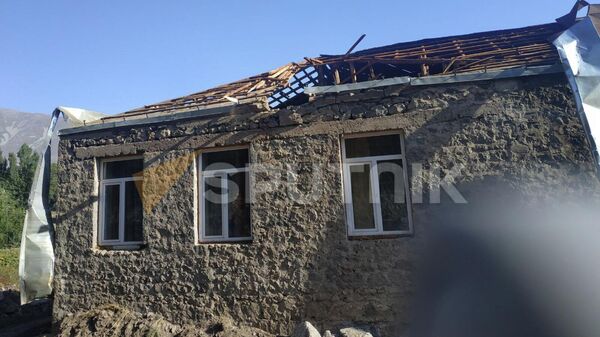 Попавший под обстрел жилой дом в селе Веришен - Sputnik Беларусь