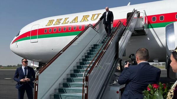 С цветами и почетным караулом: как Лукашенко встречали в Самарканде – видео - Sputnik Беларусь