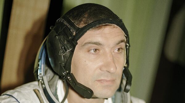 Космонавт Валерий Поляков перед стартом корабля Союз-ТМ6 - Sputnik Беларусь