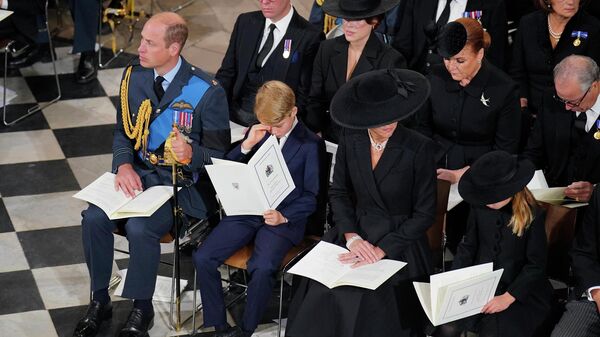 Принц Чарльз, принц Джордж, принцесса Уэльская и принцесса Шарлотта присутствуют на панихиде по королеве Елизавете II  - Sputnik Беларусь
