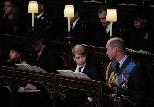 Прынц Джордж і прынц Уільям на развітанні з каралевай Лізаветай II у капліцы Святога Георгія. - Sputnik Беларусь