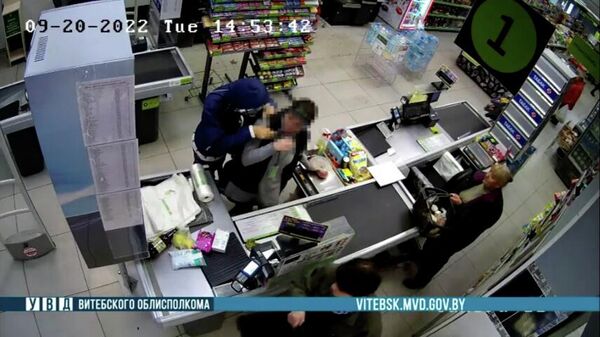 Горе-грабителя с ножом продавцы выгнали из магазина в Витебске ― видео - Sputnik Беларусь