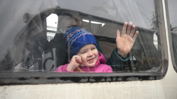 Девочка в автобусе во время отъезда из ДНР - Sputnik Беларусь
