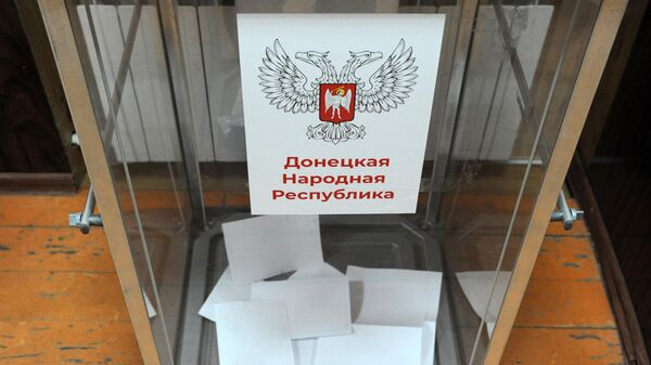 Урна для голосования для граждан Донецкой народной республики на референдуме  - Sputnik Беларусь