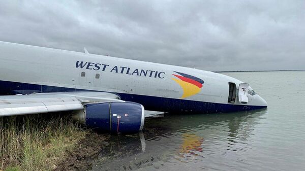 Спуск на ваду: грузавы Boeing выкаціўся ў возера пасля пасадкі – фота - Sputnik Беларусь