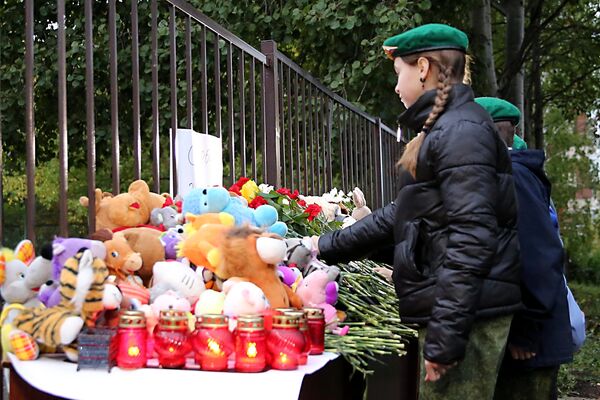 Люди возлагают цветы и игрушки у школы №88 Ижевска - Sputnik Беларусь