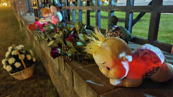 Минчане устроили стихийный мемориал в память о погибших в ижевской школе - Sputnik Беларусь