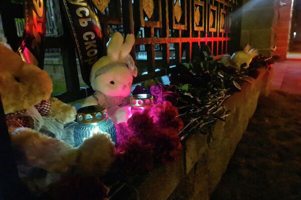 Минчане устроили стихийный мемориал в память о погибших в ижевской школе - Sputnik Беларусь