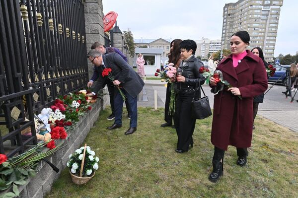 Стихийный мемориал в память о погибших в ижевской школе у посольства РФ - Sputnik Беларусь