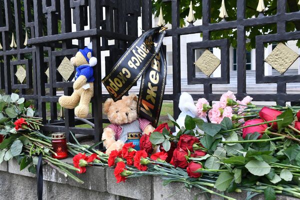 Стихийный мемориал в память о погибших в ижевской школе у посольства РФ - Sputnik Беларусь