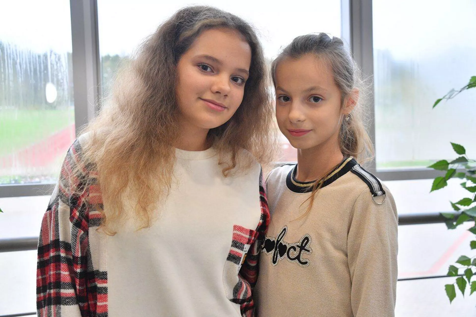 Пятиклассницы Маша Примостко и Елизавета Великая приехали из города Ясиноватая - Sputnik Беларусь, 1920, 30.09.2022