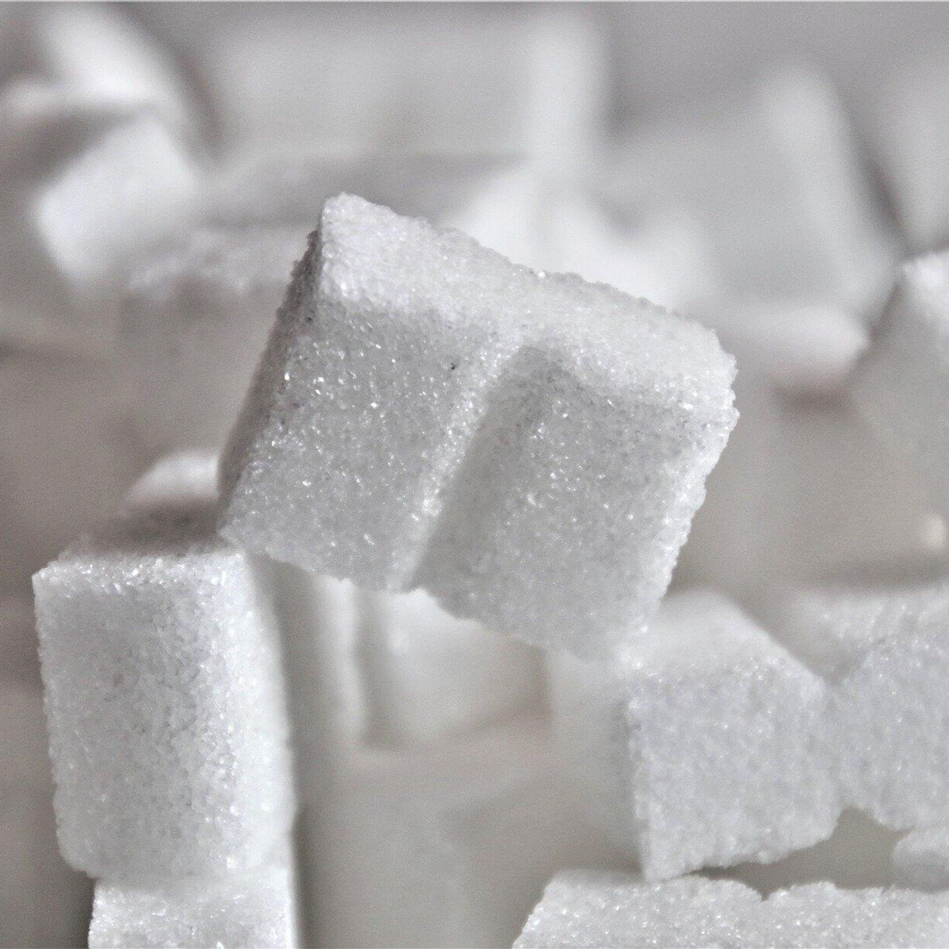 Сахар. Сахар на белом фоне. Материал сахара. Сахарница с сахаром. Крупнейший производитель сахара