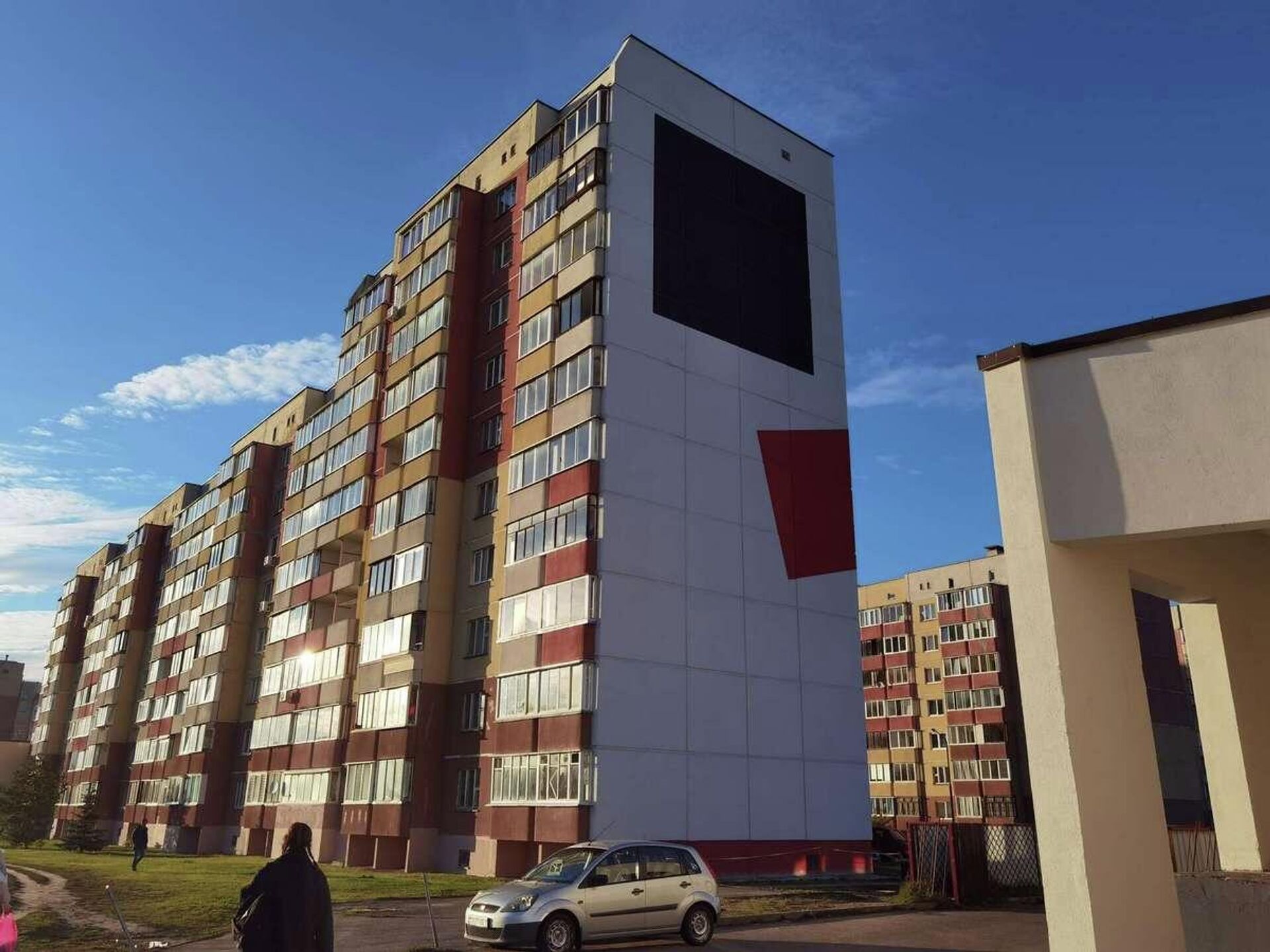 На одном из домов уже изображены картины Казимира Малевича Черный квадрат и красный квадрат - Sputnik Беларусь, 1920, 01.10.2022