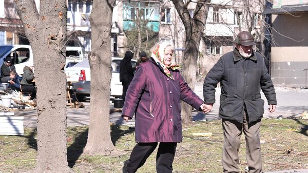 Пожилые люди на улице - Sputnik Беларусь