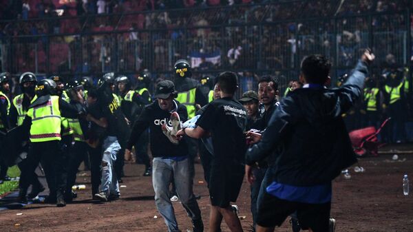 По меньшей мере 127 человек погибли на футбольном стадионе в Индонезии поздно вечером 1 октября - Sputnik Беларусь