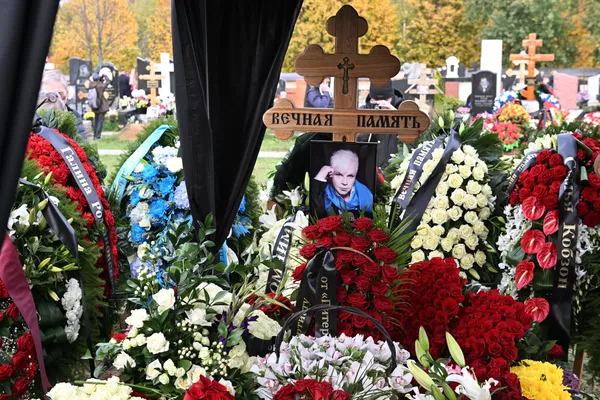 Портрет и крест на могиле артиста Бориса Моисеева на Троекуровском кладбище - Sputnik Беларусь