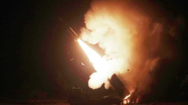 Запуск баллистической ракеты армейского тактического ракетного комплекса во время совместных американо-южнокорейских военных учений в Южной Корее - Sputnik Беларусь