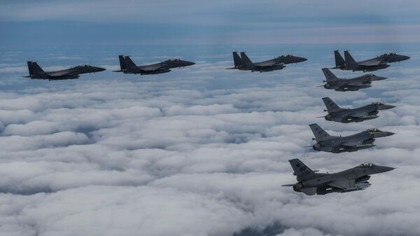 Истребители ВВС Южной Кореи F15K и ВВС США F-16 на военных учениях  - Sputnik Беларусь