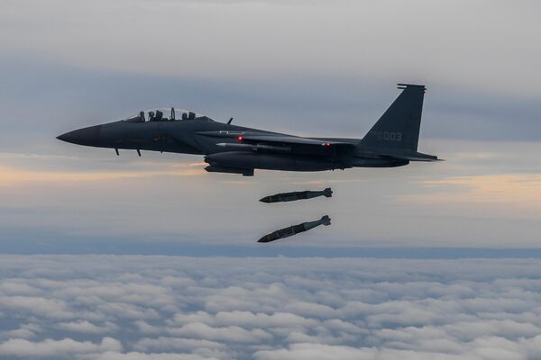 Истребитель F15K ВВС Южной Кореи выпустил 2 бомбы JDAM (Joint Direct Attack Munition) по островной цели в Южной Корее во вторник.  - Sputnik Беларусь