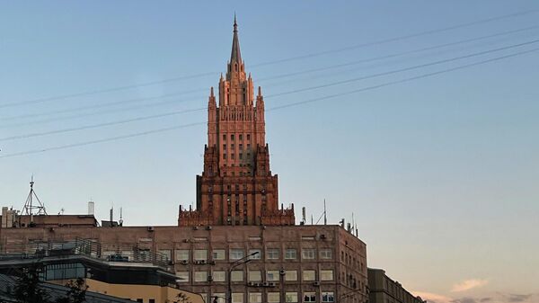 Шпиль здания Министерства иностранных дел РФ в городской застройке - Sputnik Беларусь