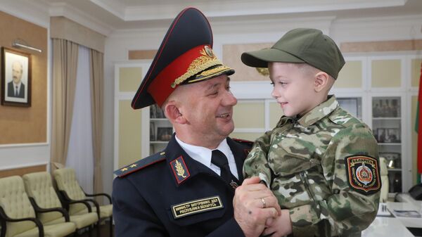 Из детского сада в МВД на Стреле: у Кубракова появился юный коллега - Sputnik Беларусь