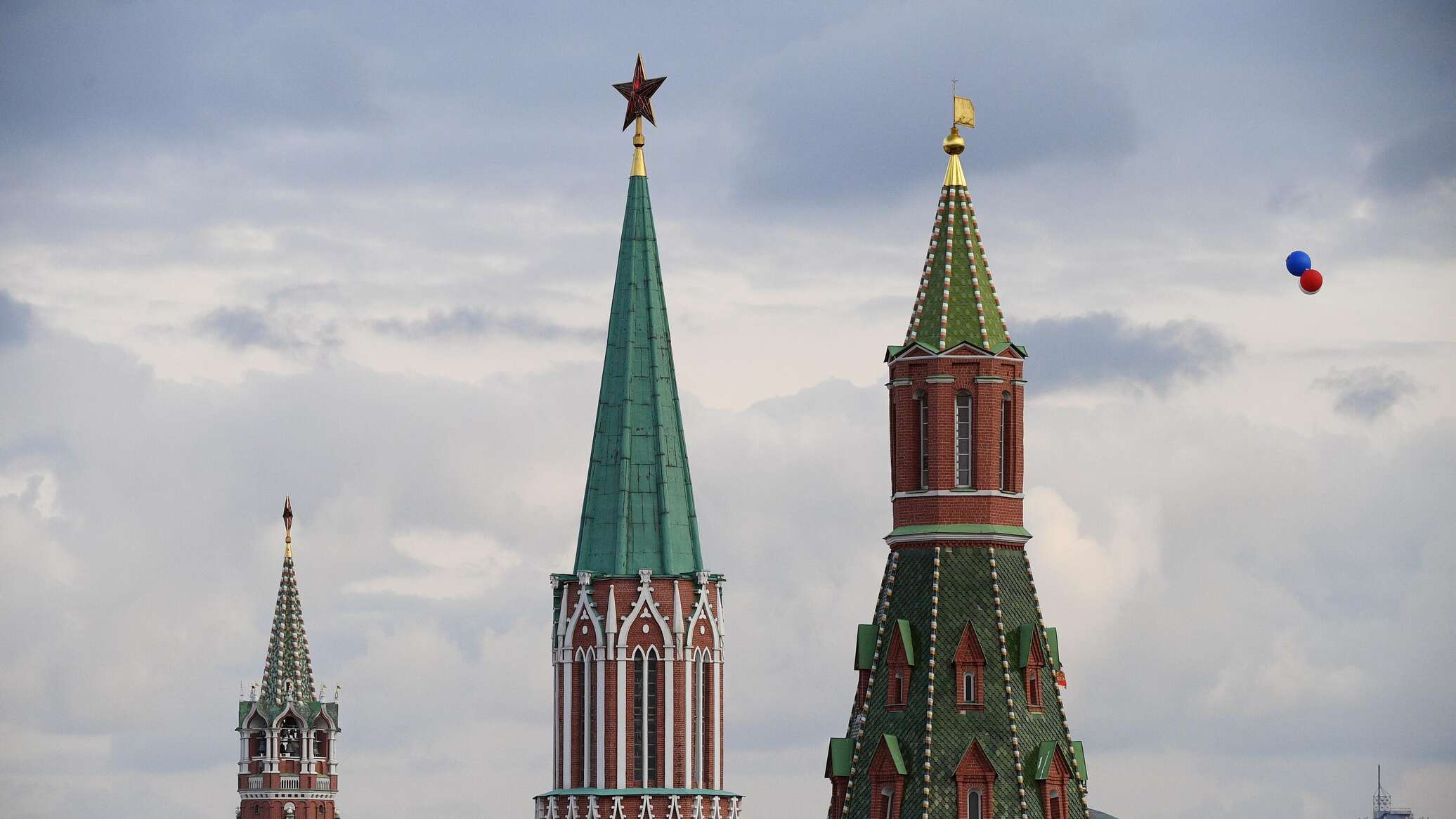Горит башня кремля. Арсенальная башня московского кремля. угловая арсенальная башня московского кремля. кремль москва. киев кремль.