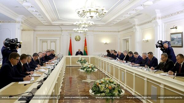 Лукашенко спросил у чиновников: нахрена вы мне нужны? Видео  - Sputnik Беларусь