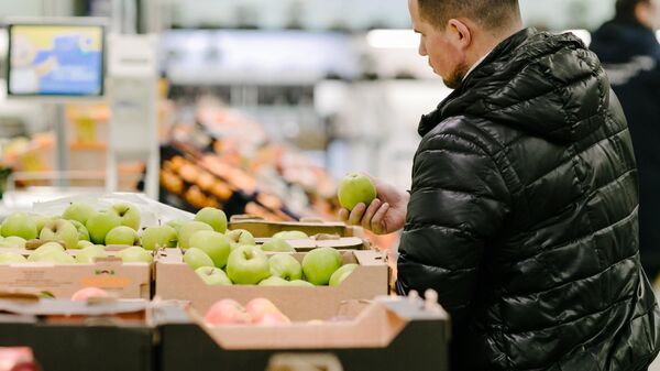 Покупатель у лотка с яблоками в магазине - Sputnik Беларусь