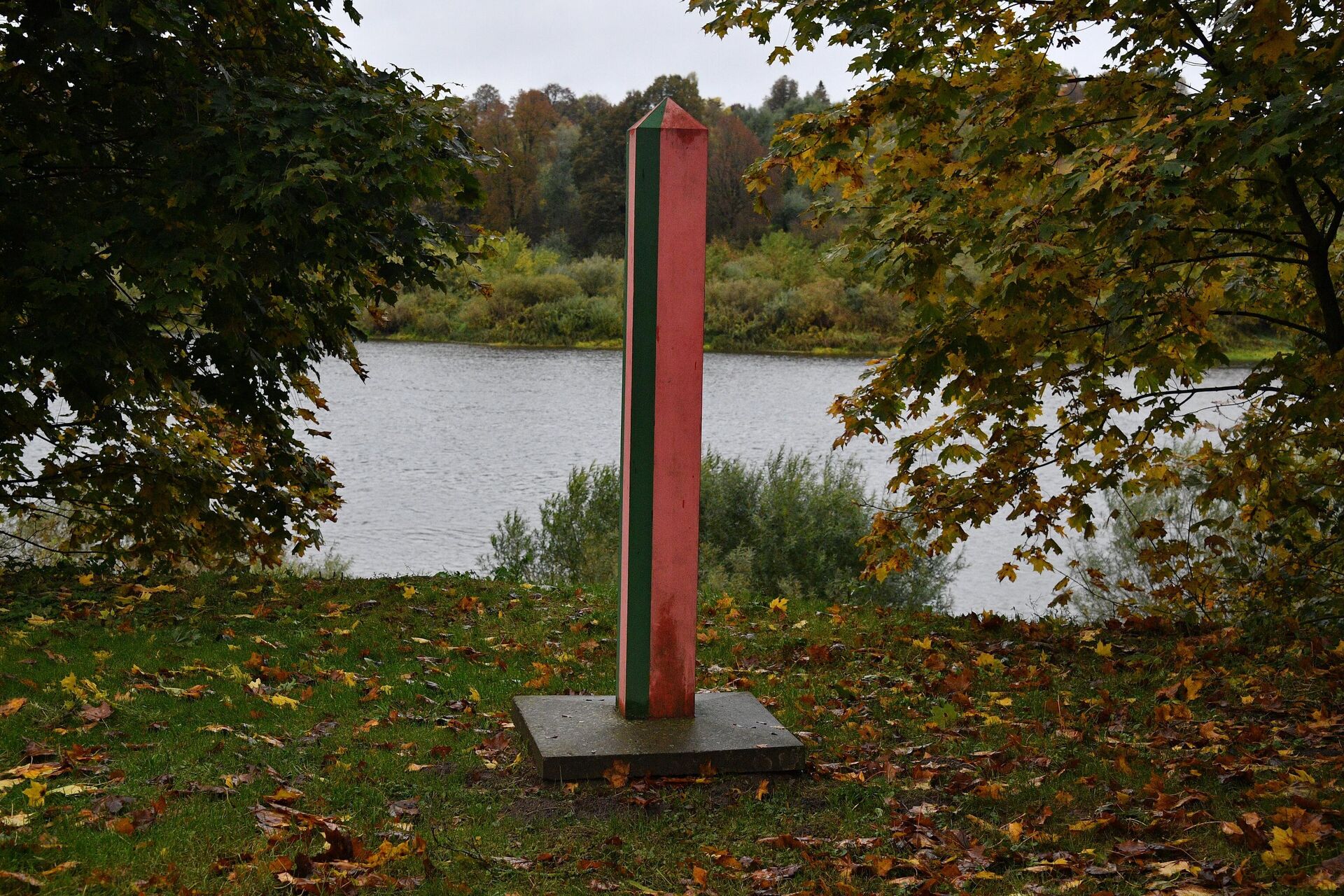 Пограничный столб на островке на реке Двине - Sputnik Беларусь, 1920, 25.09.2025