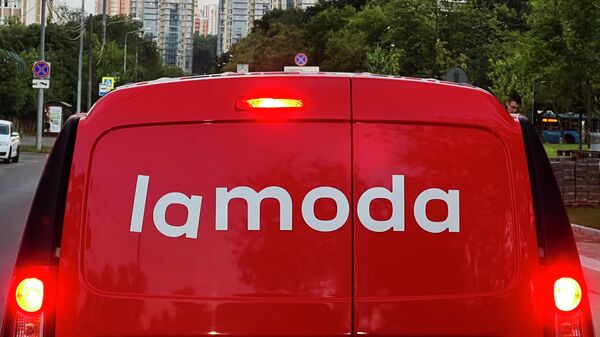 Машина с символикой интернет-магазина одежды LaModa. - Sputnik Беларусь