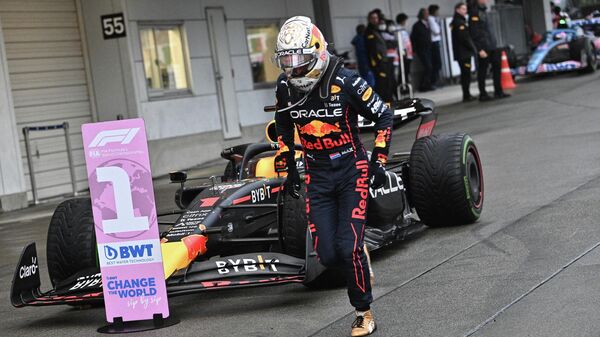 Макс Ферстаппен выходит из машины после победы в Гран-при Японии Формулы-1 - Sputnik Беларусь