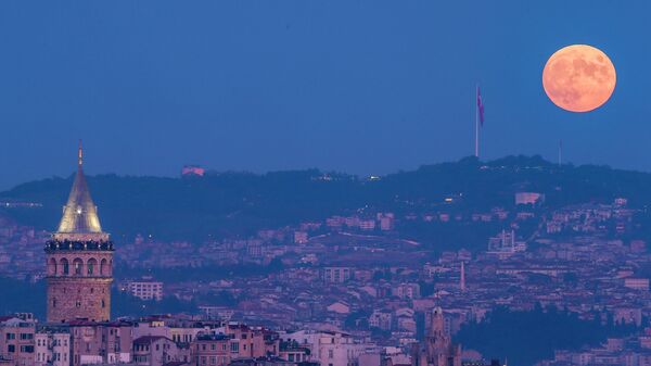 Паляўнічы Месяц за Галацкай вежай у Стамбуле, Турцыя - Sputnik Беларусь