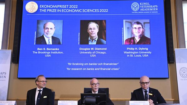 Нобелевская премия по экономике была присуждена ученым из США Бену Бернанке, Дугласу Даймонду и Филипу Дибвигу за их вклад в объяснение роли банков в экономике.  - Sputnik Беларусь