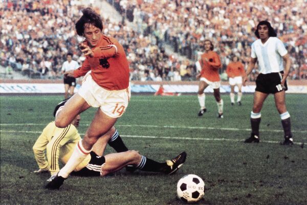 Голландский полузащитник Иоганн Кройфф на чемпионате мира по футболу между Нидерландами и Аргентиной 26 июня 1974 года в Гельзенкирхене. - Sputnik Беларусь