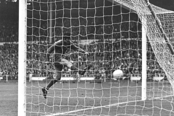 Игрок &quot;Манчестер Юнайтед&quot; Джордж Бест забивает мяч, 1968 год. - Sputnik Беларусь