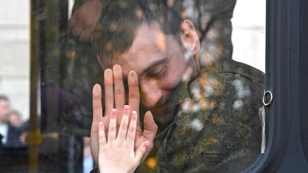 Мужчина, призванный на военную службу в ходе частичной мобилизации, прощается с родными возле временного пункта мобилизации на территории ВДНХ в Москве - Sputnik Беларусь