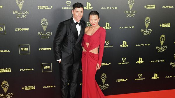 Нападающий испанского клуба Барселона Роберт Левандовский с женой на церемонии вручения премии Золотой мяч в Париже    - Sputnik Беларусь