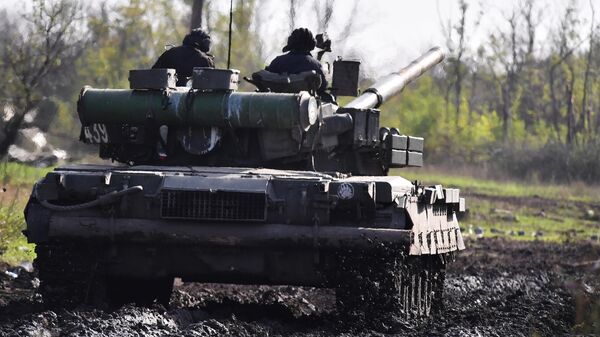 Мобилизованных учат водить летающий танк Т-80БВ ― видео - Sputnik Беларусь