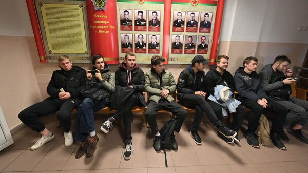 Призывники на призывном пункте во Фрунзенском районе Минска - Sputnik Беларусь