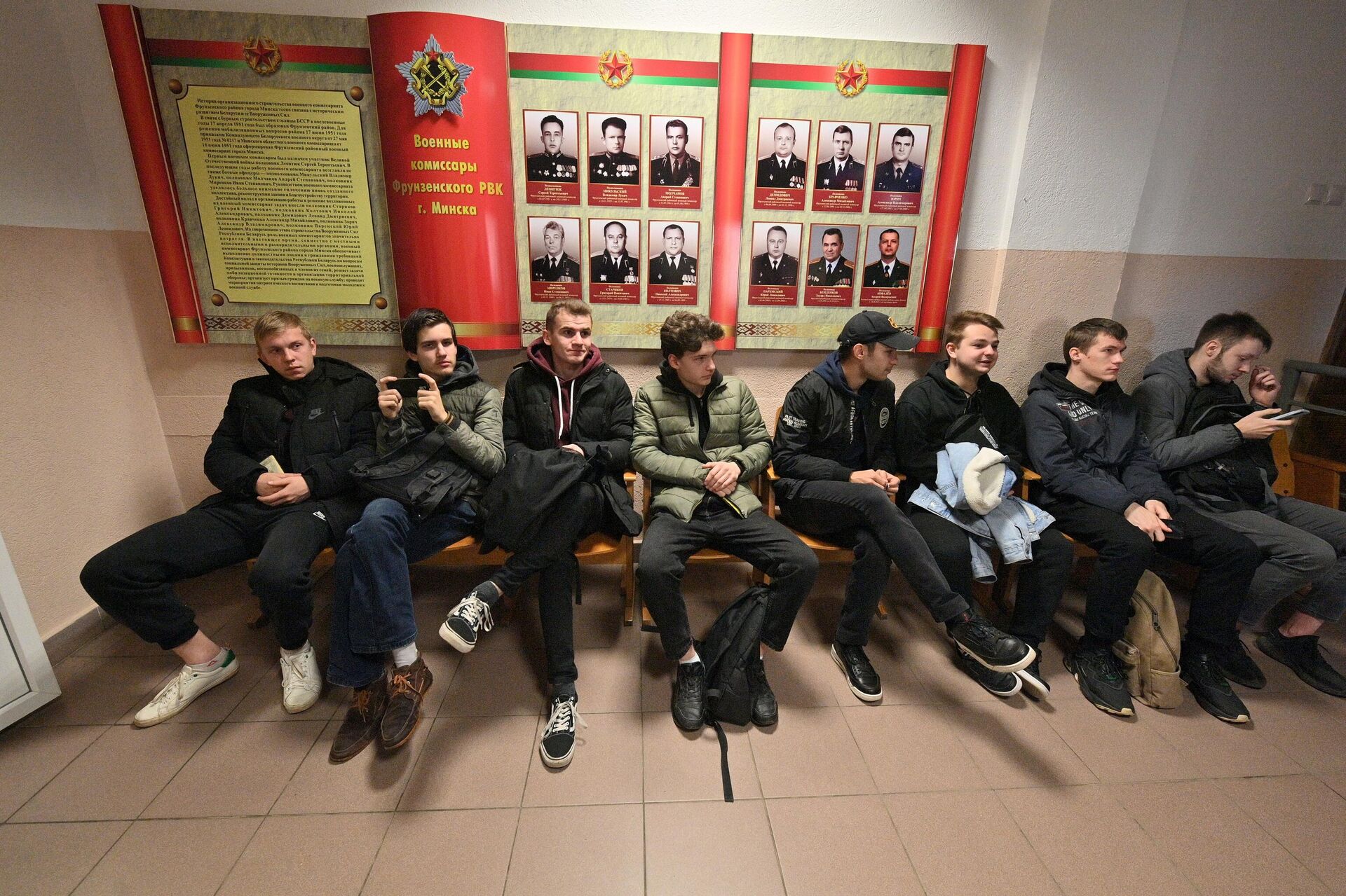 Призывники на призывном пункте во Фрунзенском районе Минска - Sputnik Беларусь, 1920, 14.06.2023