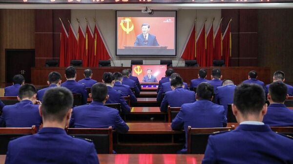 Люди смотрят прямую трансляцию выступления Си Цзиньпина - Sputnik Беларусь