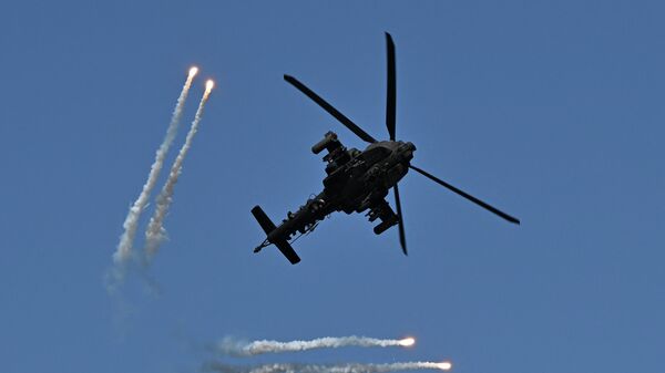 Южнокорейский вертолет AH64 Apache запускает осветительные ракеты во время учений - Sputnik Беларусь