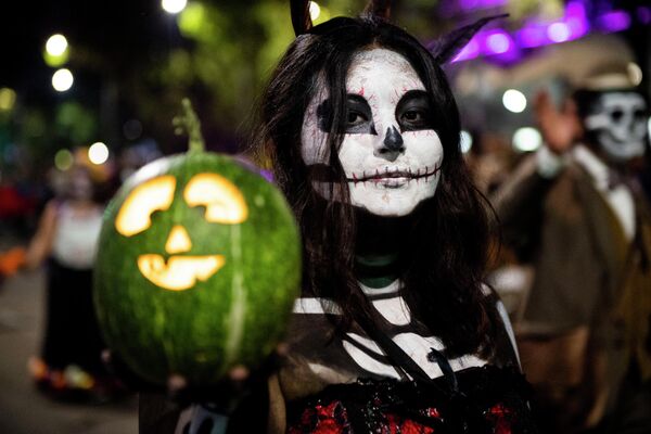 Сотни людей, одетых в костюмы скелетов, приняли участие в параде, посвященном чествованию мертвых в Мексике. - Sputnik Беларусь