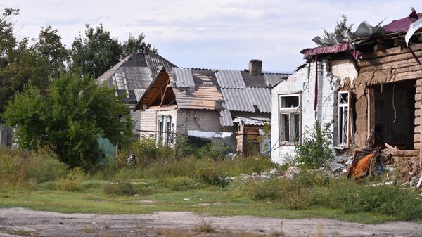 Разрушенные здания на одной из улиц в Красном Лимане - Sputnik Беларусь