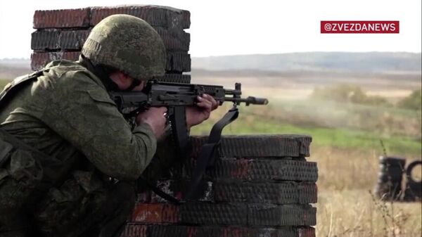 Мобилизованных учат стрелять из автомата и водить танк ― видео - Sputnik Беларусь